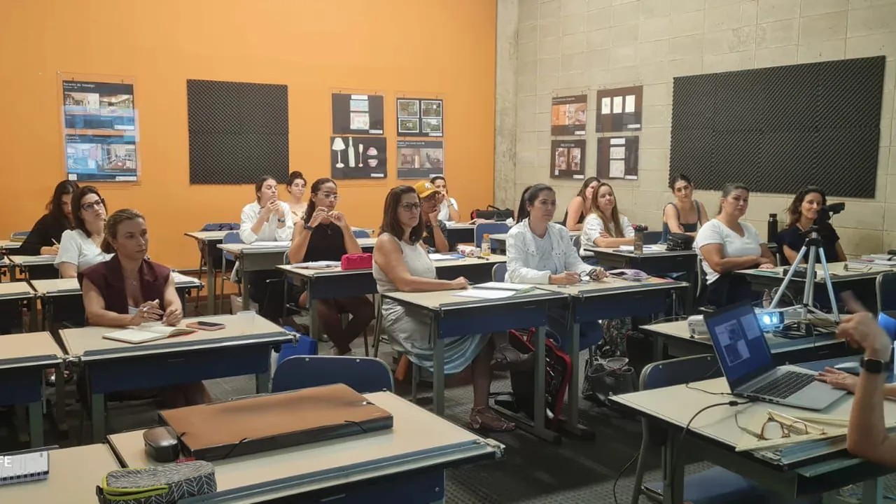 Sala cheia de alunos assistindo a uma aula