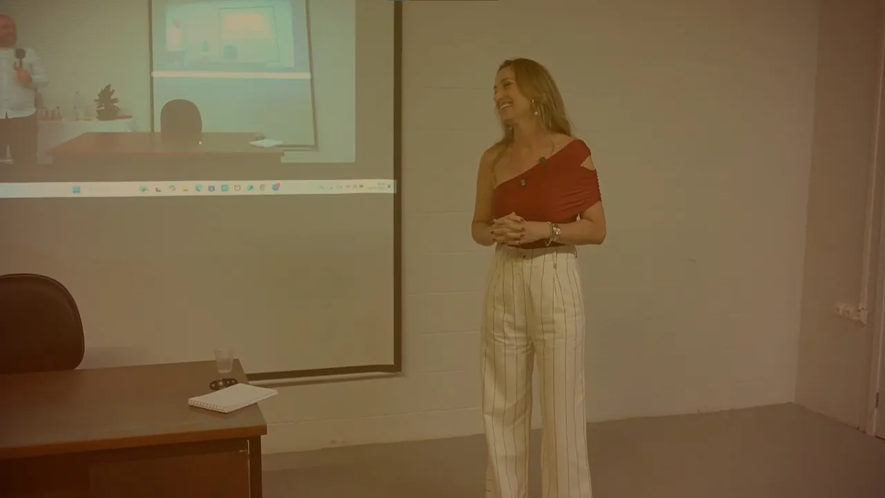 Palestrante apresentando em auditório da Arquitec
