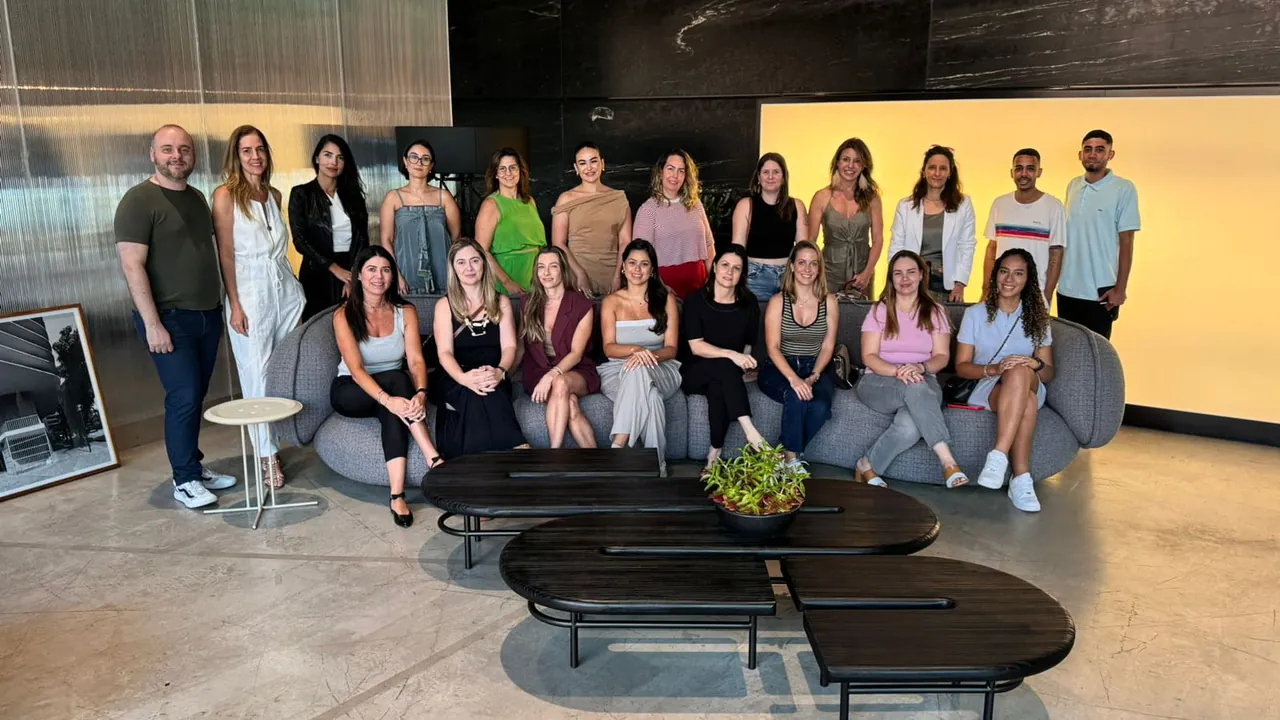 Grupo de alunos reunido em um ambiente corporativo durante visita técnica